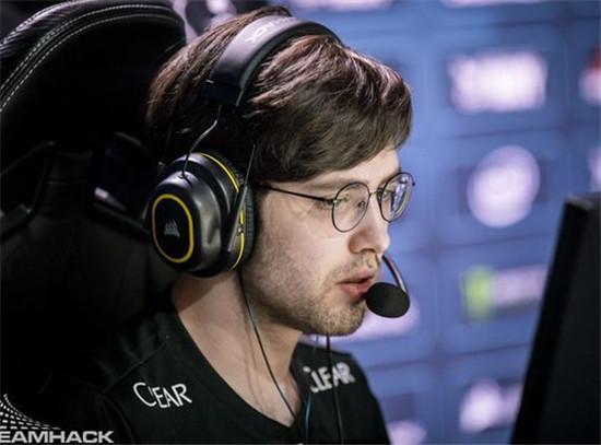 目前LCK联赛前三名的队伍是：DK、BRO、T1 Deft选手、Canyon选手、Zeka选手、Clozer选手