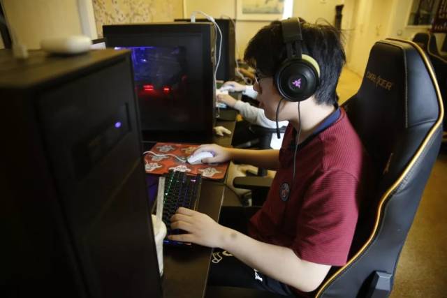 LPL选手们的拜年照~祝大家如虎添翼，虎虎生威，虎年大吉